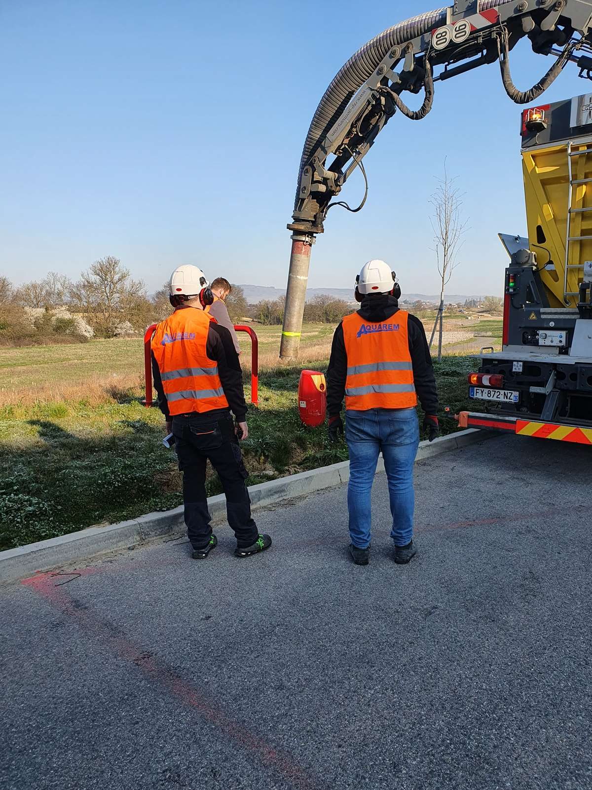 Utilisation d'une excavatrice aspiratrice pour créer les trous d'implantation de barrières de protection pour poteau incendie à Belleville-en-Beaujolais
