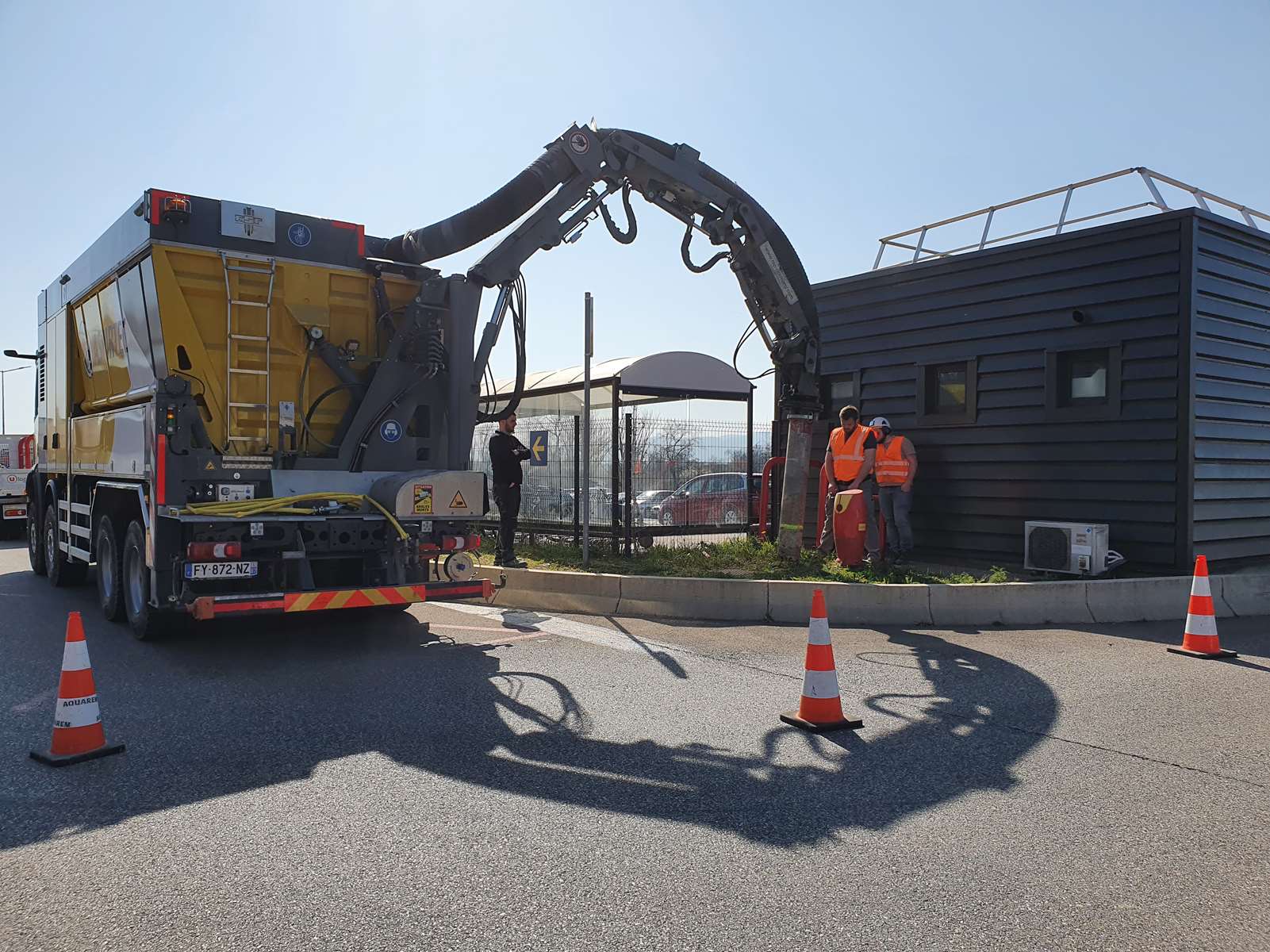 Pose de barrières incendie modèle poids lourds sur le site logistique de KUEHNE NAGEL à Villefranche-sur-Saône 