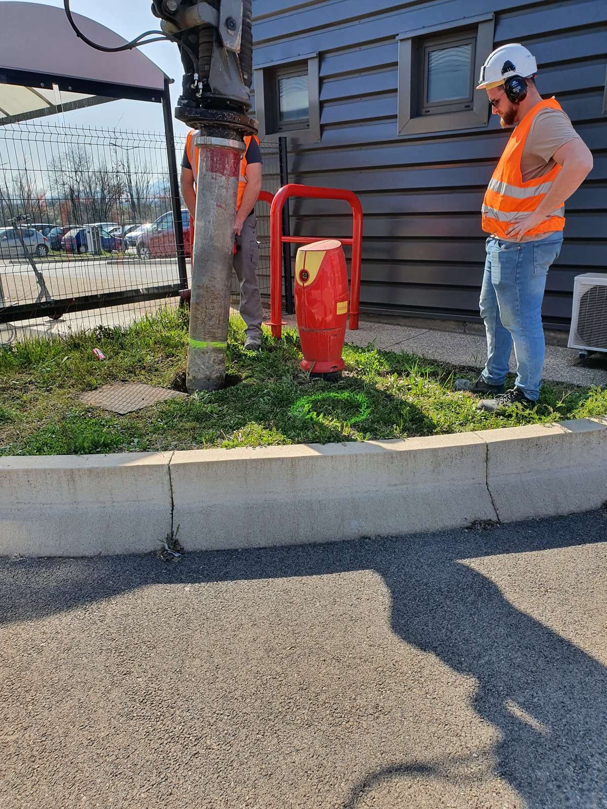 Utilisation d'une excavatrice aspiratrice pour créer les trous d'implantation de barrières de protection pour poteau incendie à Villefranche-sur-Saône