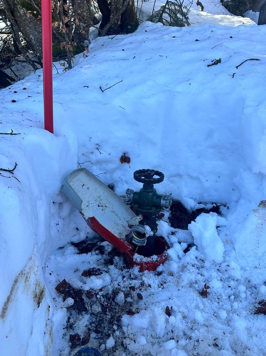 Poteau incendie obsolète hors d’usage à Mijoux dans l’Ain Poteau incendie obsolète hors d'usage à Mijoux dans l'Ain