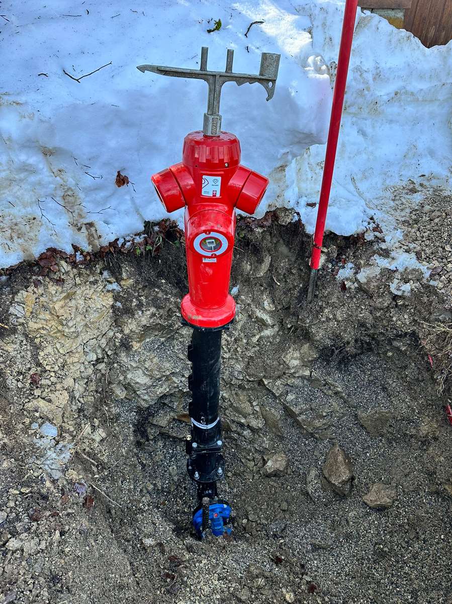 Remplacement d’un poteaux incendie à Mijoux dans l’Ain Remplacement d'un poteaux incendie à Mijoux dans l'Ain