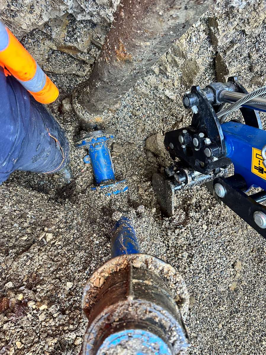 Poteau incendie obsolète hors d’usage à Mijoux dans l’Ain Poteau incendie obsolète hors d'usage à Mijoux dans l'Ain