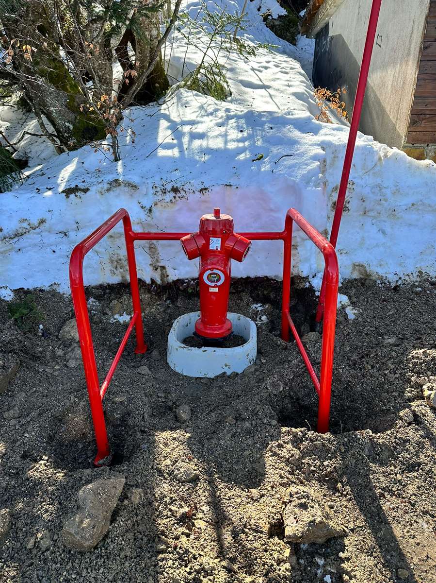 Remplacement d’un poteaux incendie à Mijoux dans l’Ain Remplacement d'un poteaux incendie à Mijoux dans l'Ain