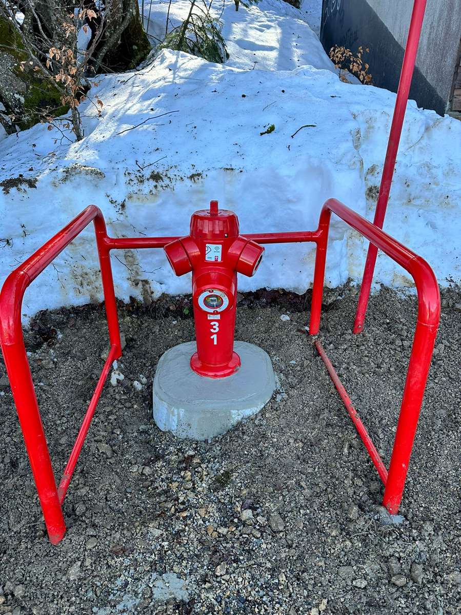 Remplacement d’un poteaux incendie à Mijoux dans l’Ain Remplacement d'un poteaux incendie à Mijoux dans l'Ain