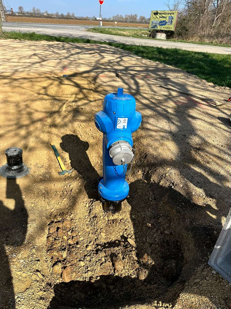 Implantation d’un poteau d’aspiration pour citerne souple incendie à Leyment dans l’Ain Implantation d'un poteau d'aspiration pour citerne souple incendie à Leyment dans l'Ain