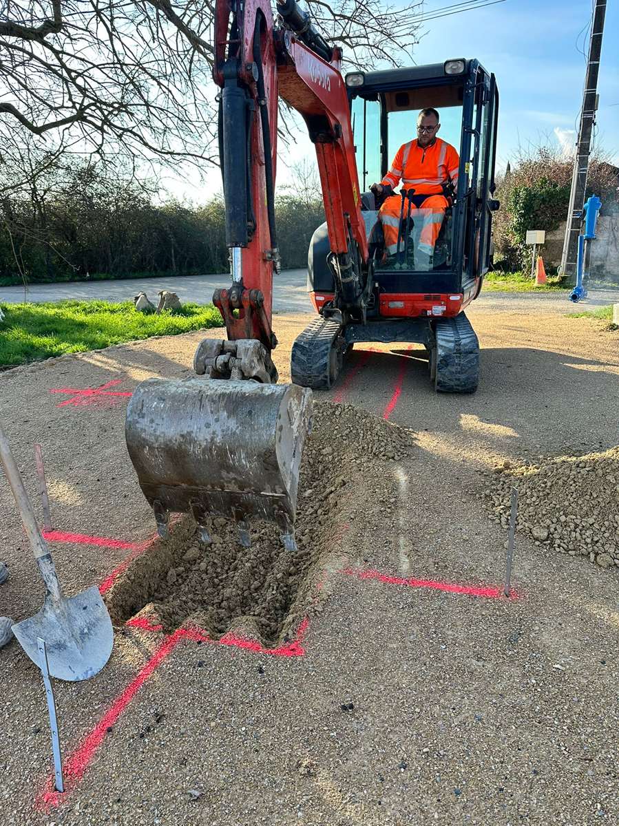 Implantation d’un poteau d’aspiration pour citerne souple incendie à Leyment dans l’Ain Implantation d'un poteau d'aspiration pour citerne souple incendie à Leyment dans l'Ain