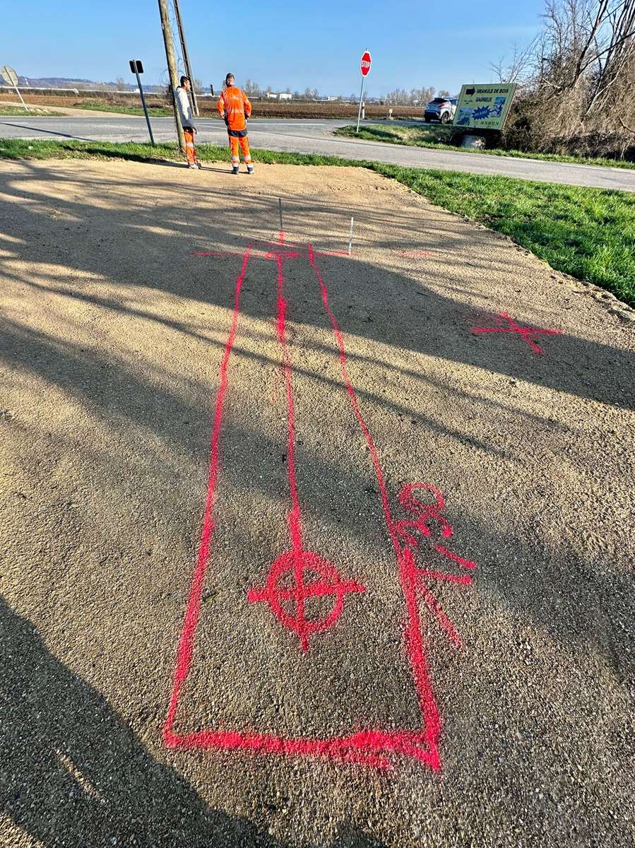 Implantation d’un poteau d’aspiration pour citerne souple incendie à Leyment dans l’Ain Implantation d'un poteau d'aspiration pour citerne souple incendie à Leyment dans l'Ain