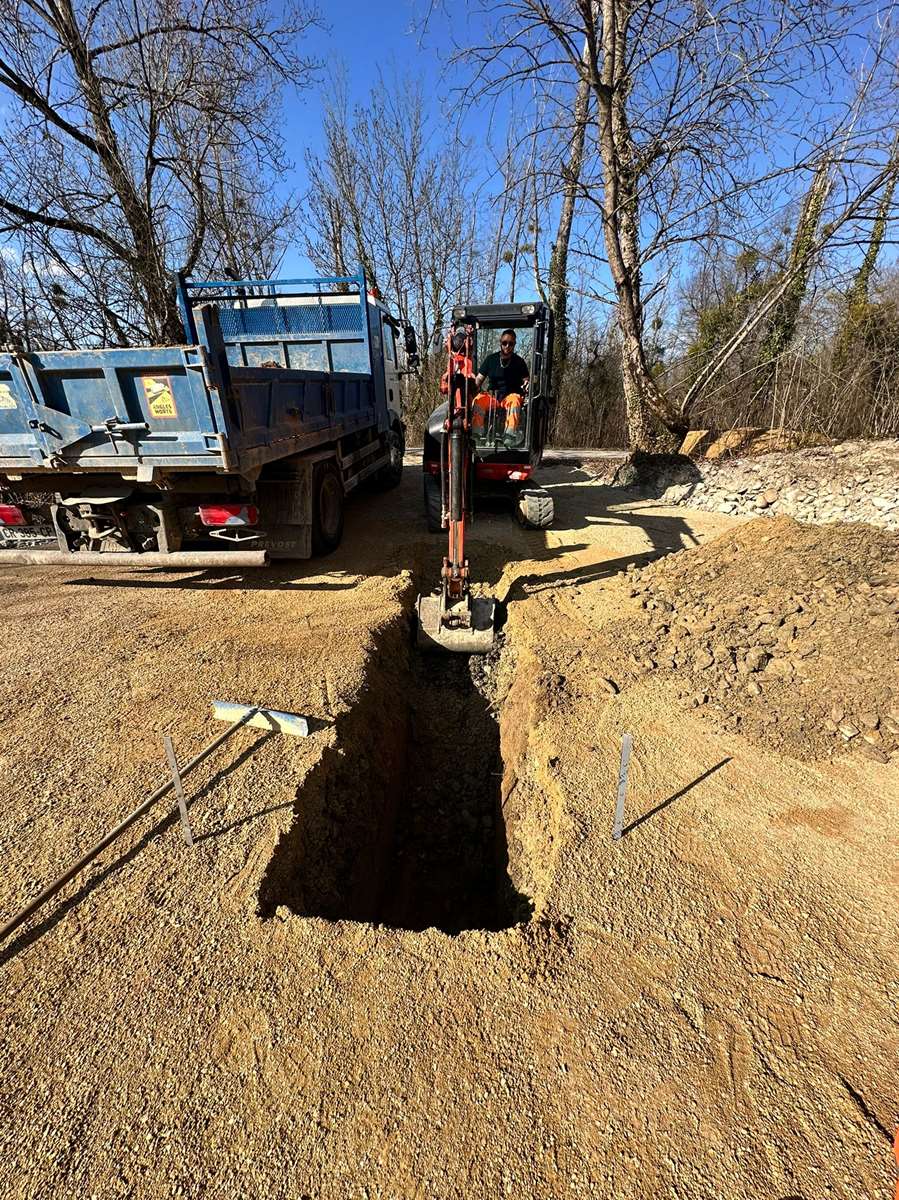 Implantation d’un poteau d’aspiration avant pose d’une citerne souple à Salaport dans l’Ain fouilles pour pose de canalisations destinée à la création d'un poteau incendie à Pont d'Ain dans l'Ain
