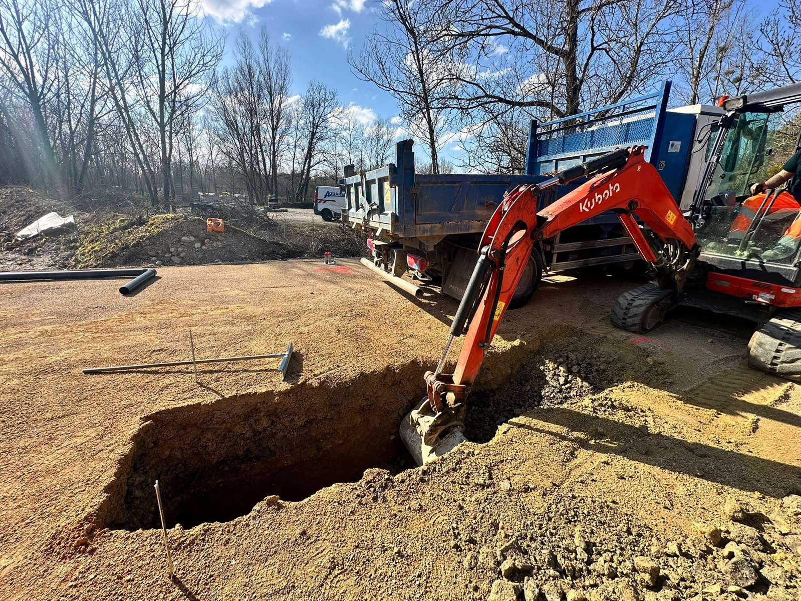 fouilles pour pose de canalisations destinée à la création d’un poteau incendie fouilles pour pose de canalisations destinée à la création d'un poteau incendie à Pont d'Ain dans l'Ain