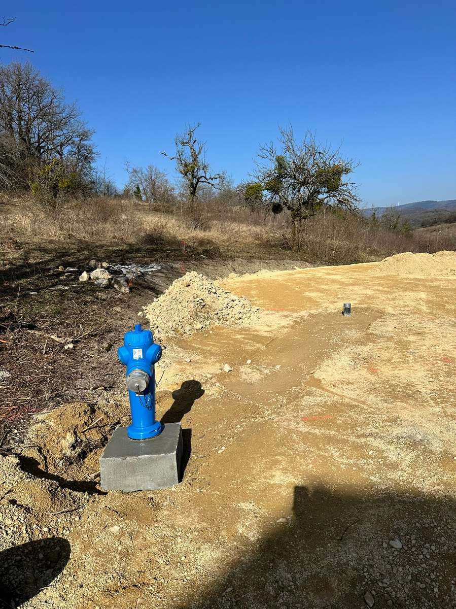 Implantation d’un poteau d’aspiration avant pose d’une citerne souple à Salaport dans l’Ain Implantation d'un poteau d'aspiration avant pose d'une citerne souple à Salaport dans l'Ain