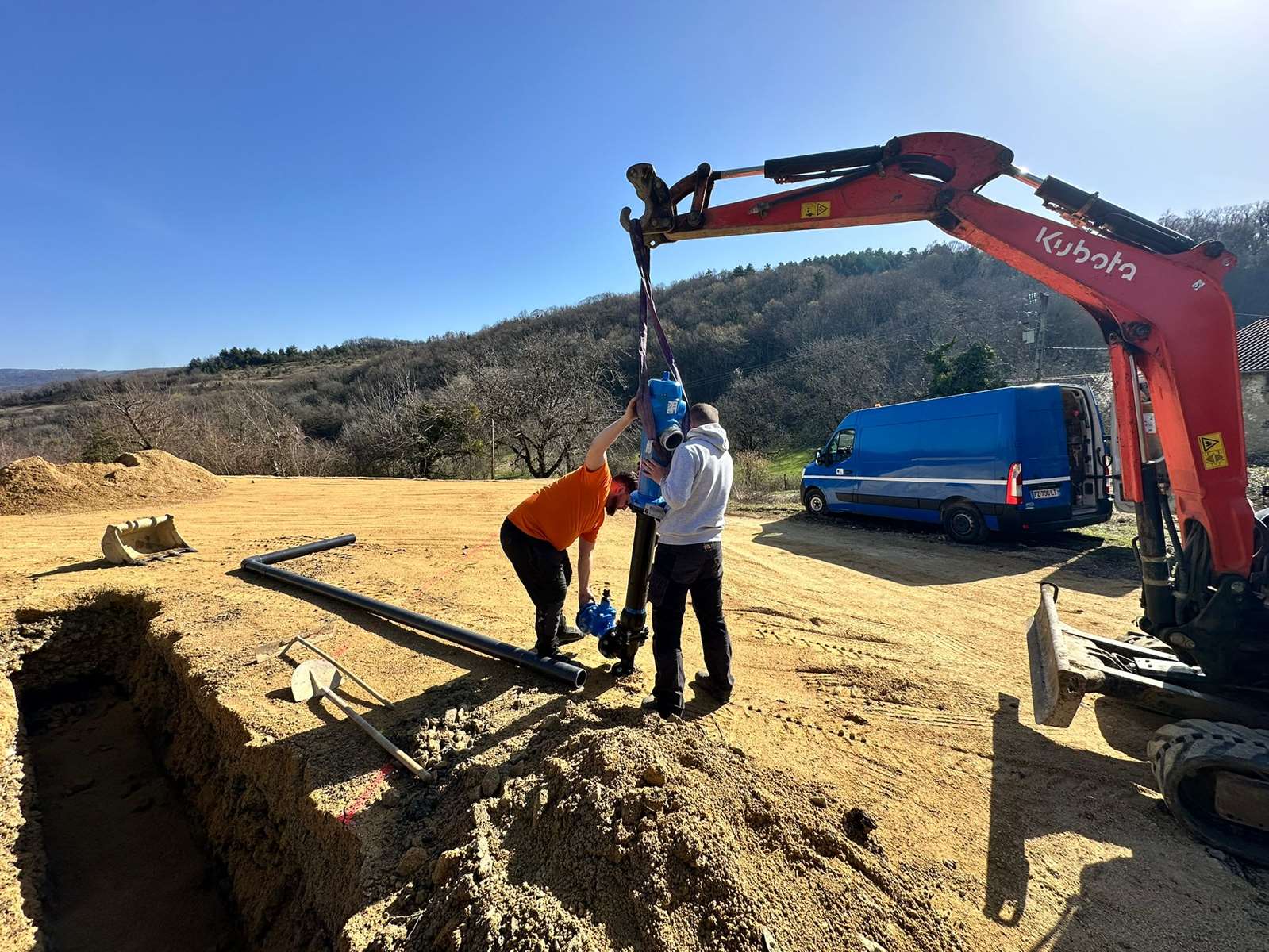 Implantation d’un poteau d’aspiration avant pose d’une citerne souple à Salaport dans l’Ain Implantation d'un poteau d'aspiration avant pose d'une citerne souple à Salaport dans l'Ain
