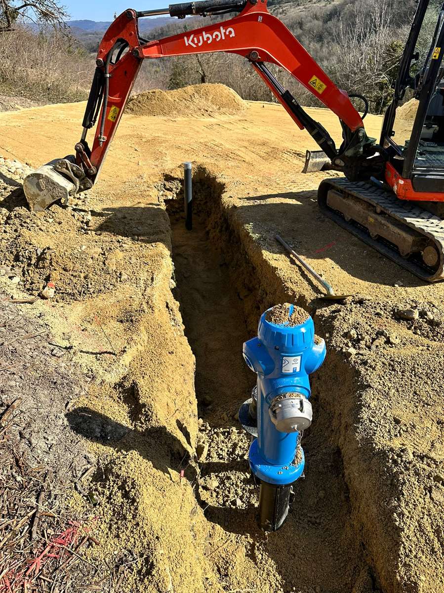 Implantation d’un poteau d’aspiration avant pose d’une citerne souple à Salaport dans l’Ain Implantation d'un poteau d'aspiration avant pose d'une citerne souple à Salaport dans l'Ain