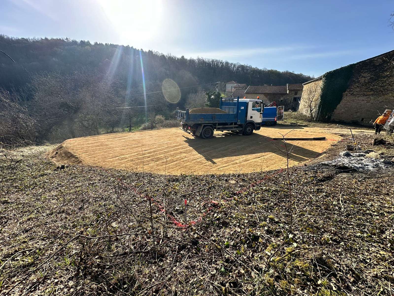 Création d’une plateforme pour pose d’une citerne souple à Salaport dans l’Ain Création d'une plateforme pour pose d'une citerne souple à Salaport dans l'Ain